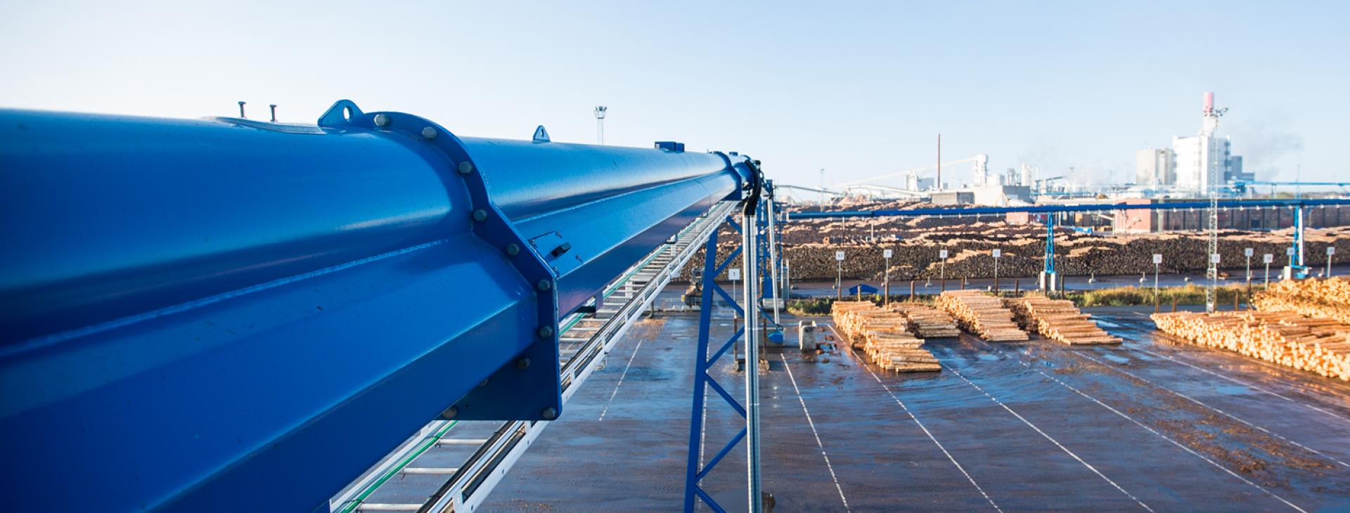 Pipe belt clearance conveyor